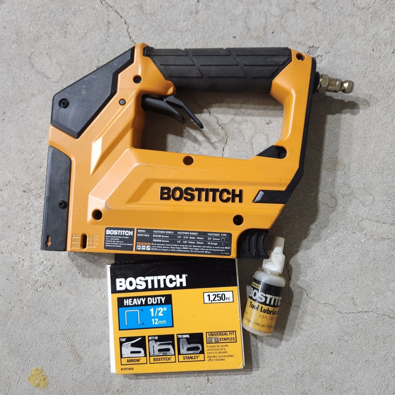 Bostitch air stapler with oil and Staples    D-7