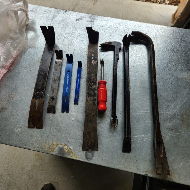 Various size Pry Bars/Nail pullers.        D-22