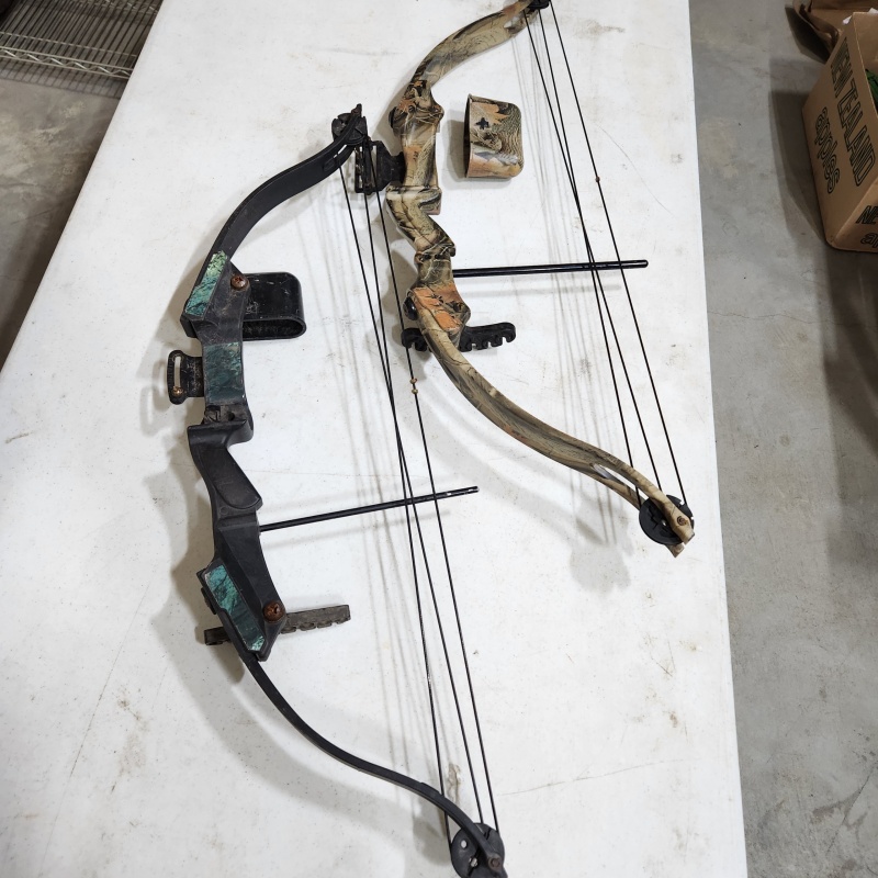 2 unbranded Compound Bows right handed      c-3