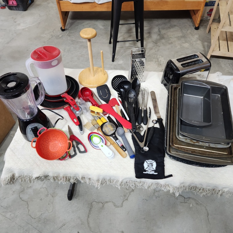 Kitchen appliances and utensils, Full setup    c-8