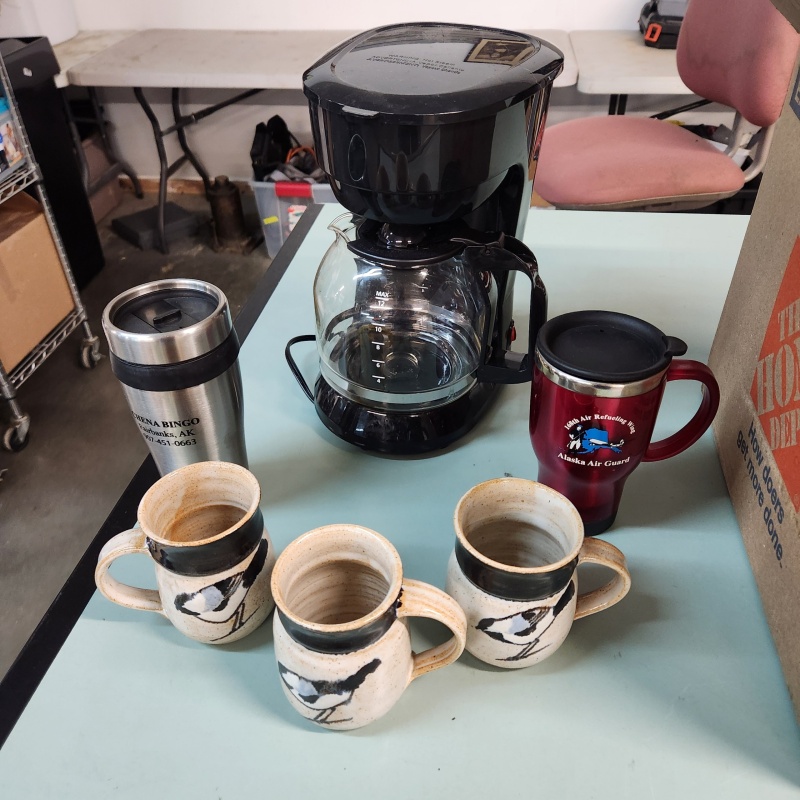 Walmart coffee maker and 5 mugs/cups 3 clay 11-7