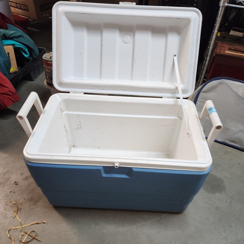 Igloo Ice Chest With Handles And The Drain Plug    5-4