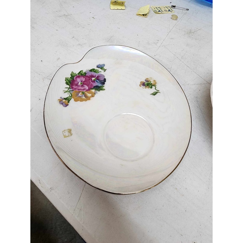 Vintage glassware and Fenton bowls. 4-52