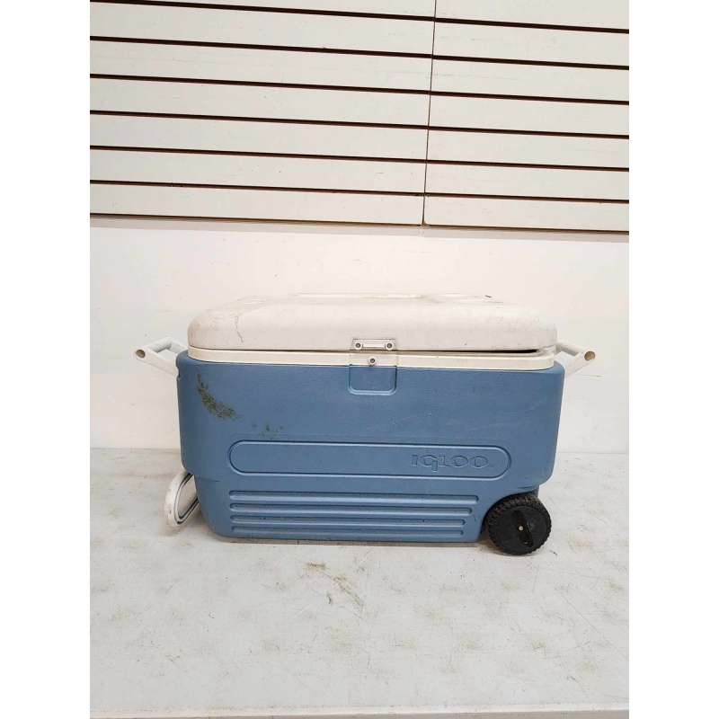 Igloo cooler on wheels with handle. R-5